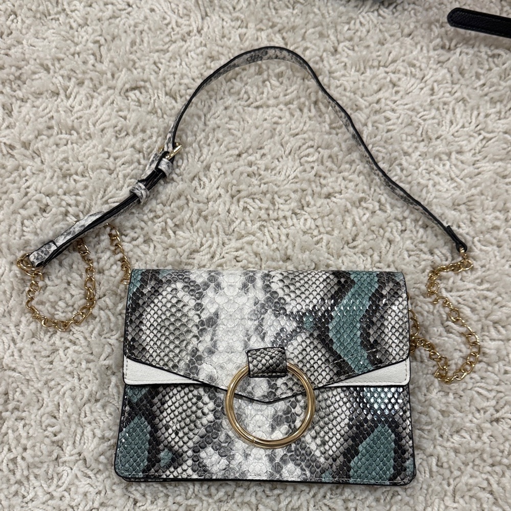 Chic Snakeskin Patterned Shoulder Bag with Gold Accents